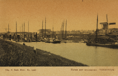 130397 Gezicht op de voorhaven van de Koninginnensluis te Vreeswijk, met rechts de korenmolen.N.B. De gemeente ...